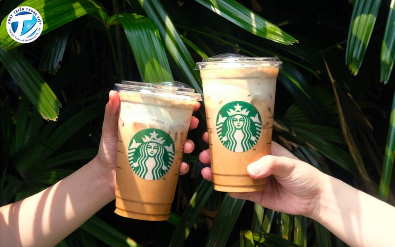 Starbucks sử dụng ly nhựa và in logo - cách truyền thông và tăng nhận diện thương hiệu